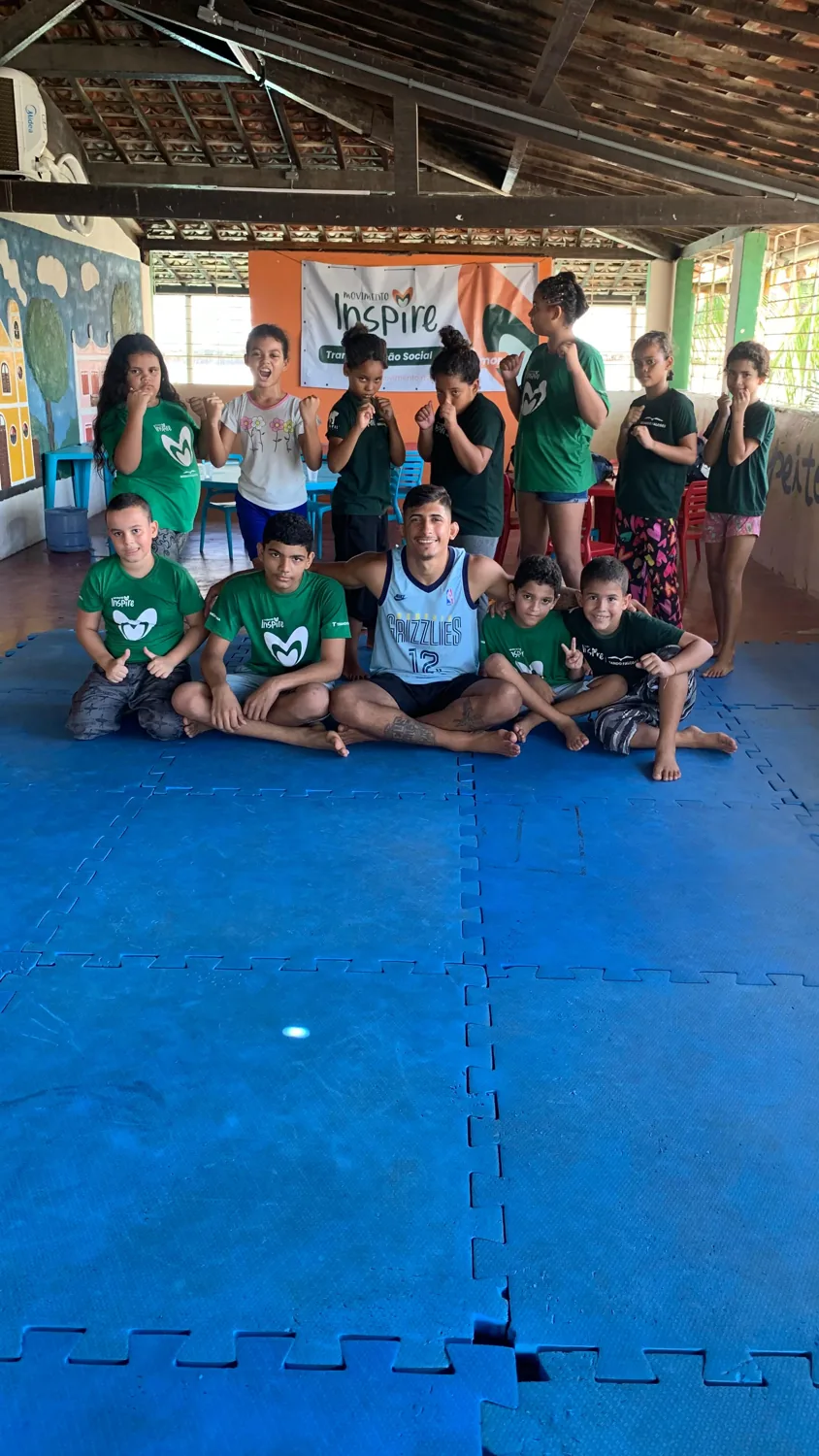 Turma reunida no espaço de jiu-jitsu